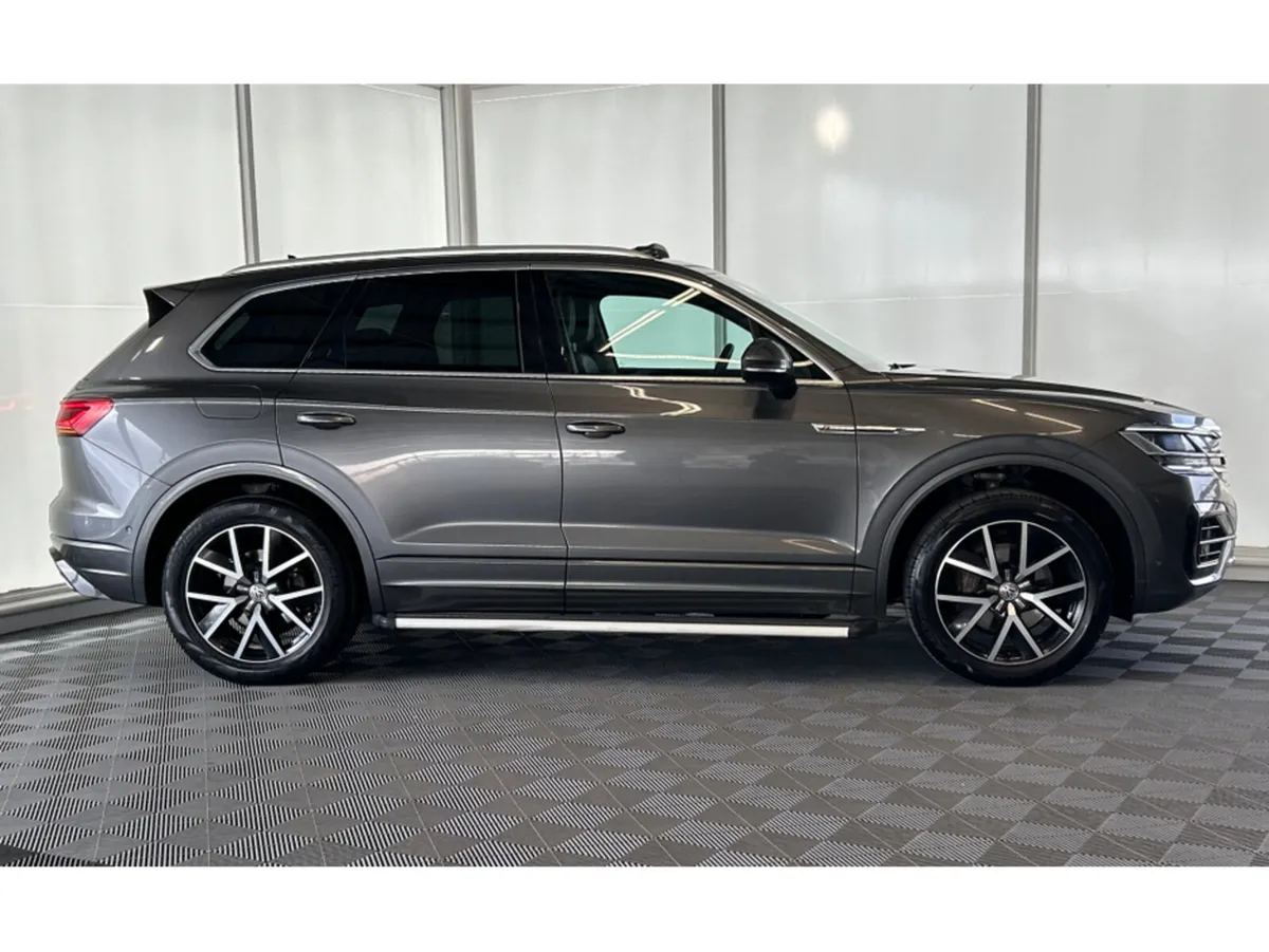 Volkswagen Touareg R Line*Pan Roof* 4M 286HP 5DR A - Image 4
