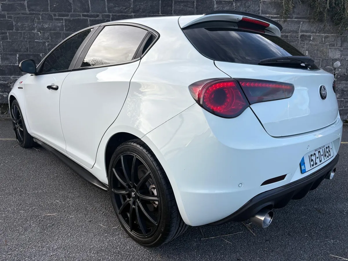 2015 Alfa Romeo Giulietta - Image 2
