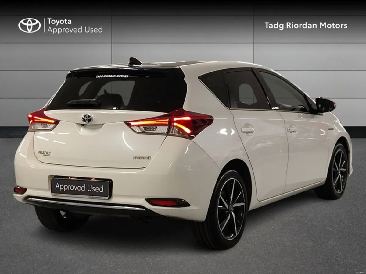 Toyota Auris HYBRID LUNA SPORT - Image 2