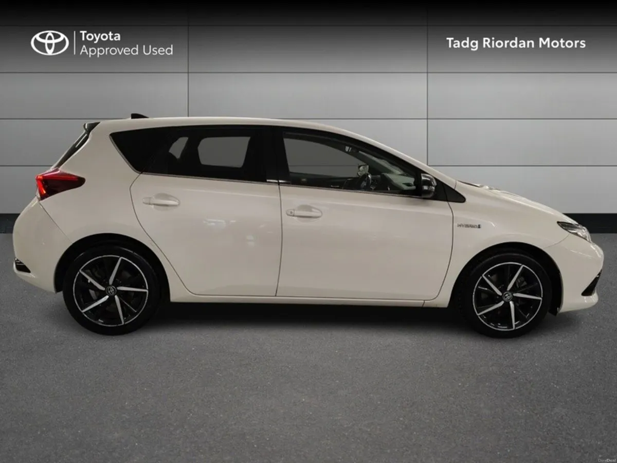 Toyota Auris HYBRID LUNA SPORT - Image 3