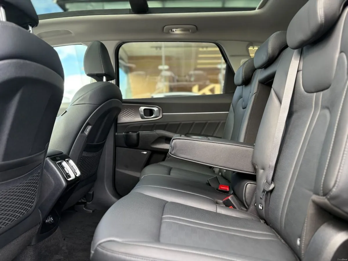 Kia Sorento 1.6 Plug in hybrid ( 7 Seats ) - Image 4