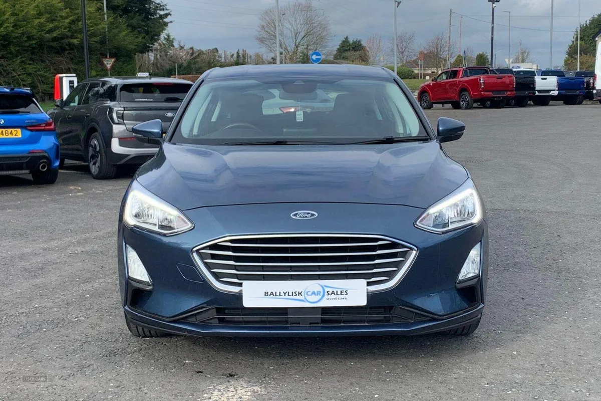 Ford Focus 1.0T 100PS Zetec in Chrome Blue with 36 - Image 4