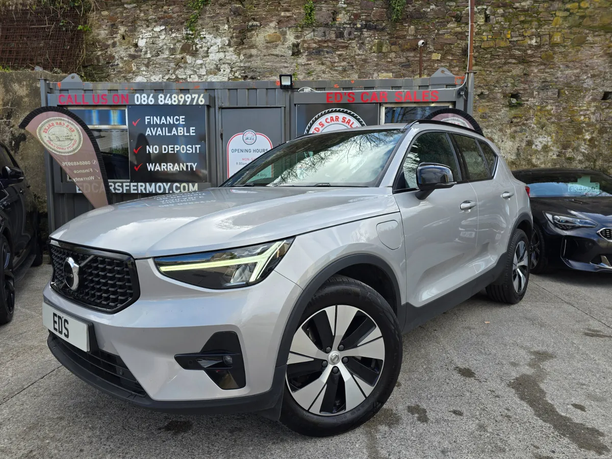 Volvo XC40 PLUS RECHARGE Petrol Plug In Hybrid 231 - Image 4