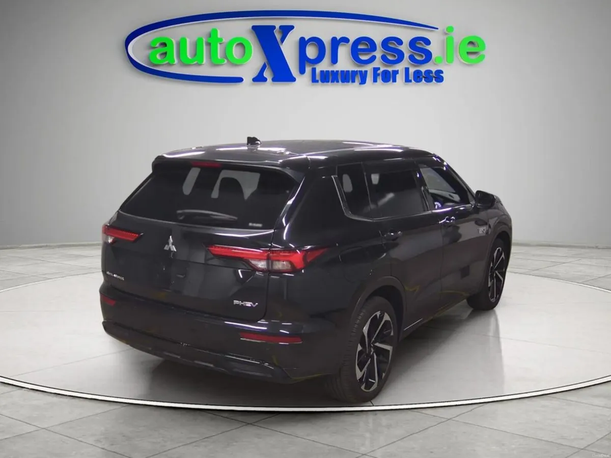 Mitsubishi Outlander PHEV 4WD, 7 Seats, Ultra low - Image 3