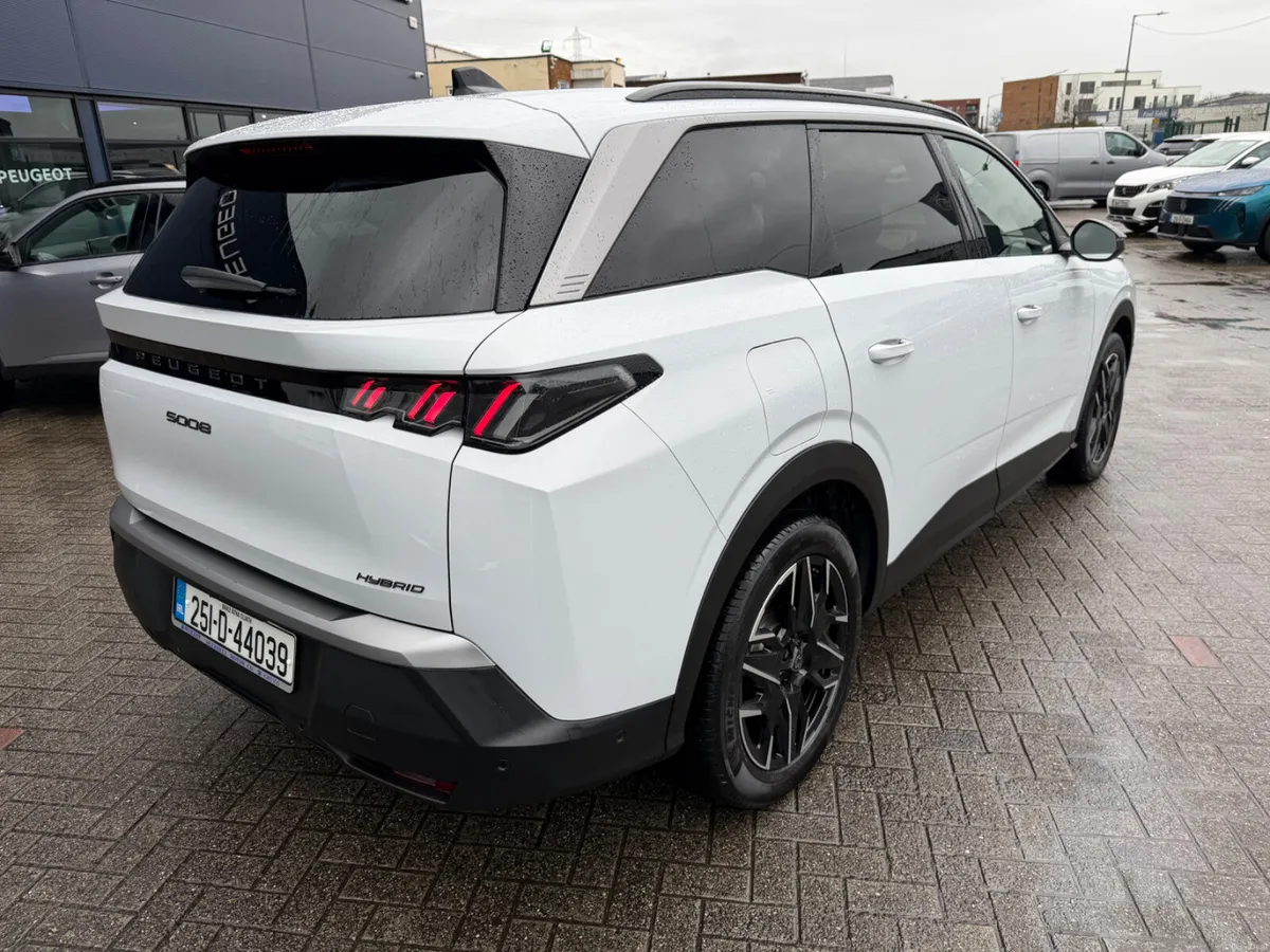 2025 Peugeot 5008 Allure Hybrid - Image 4