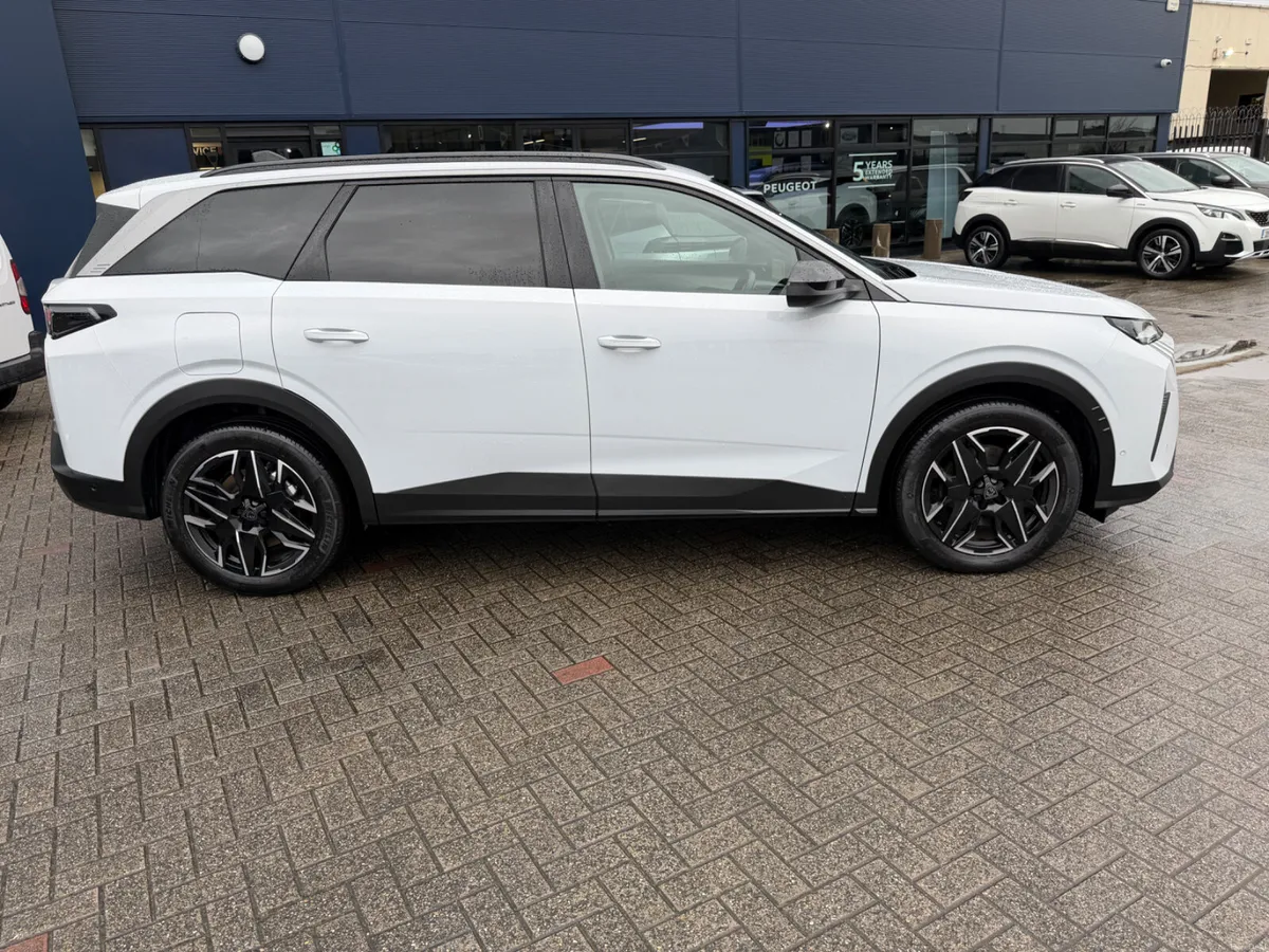 2025 Peugeot 5008 Allure Hybrid - Image 3