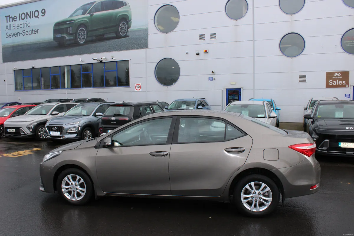 Toyota Corolla 2017 - Image 2