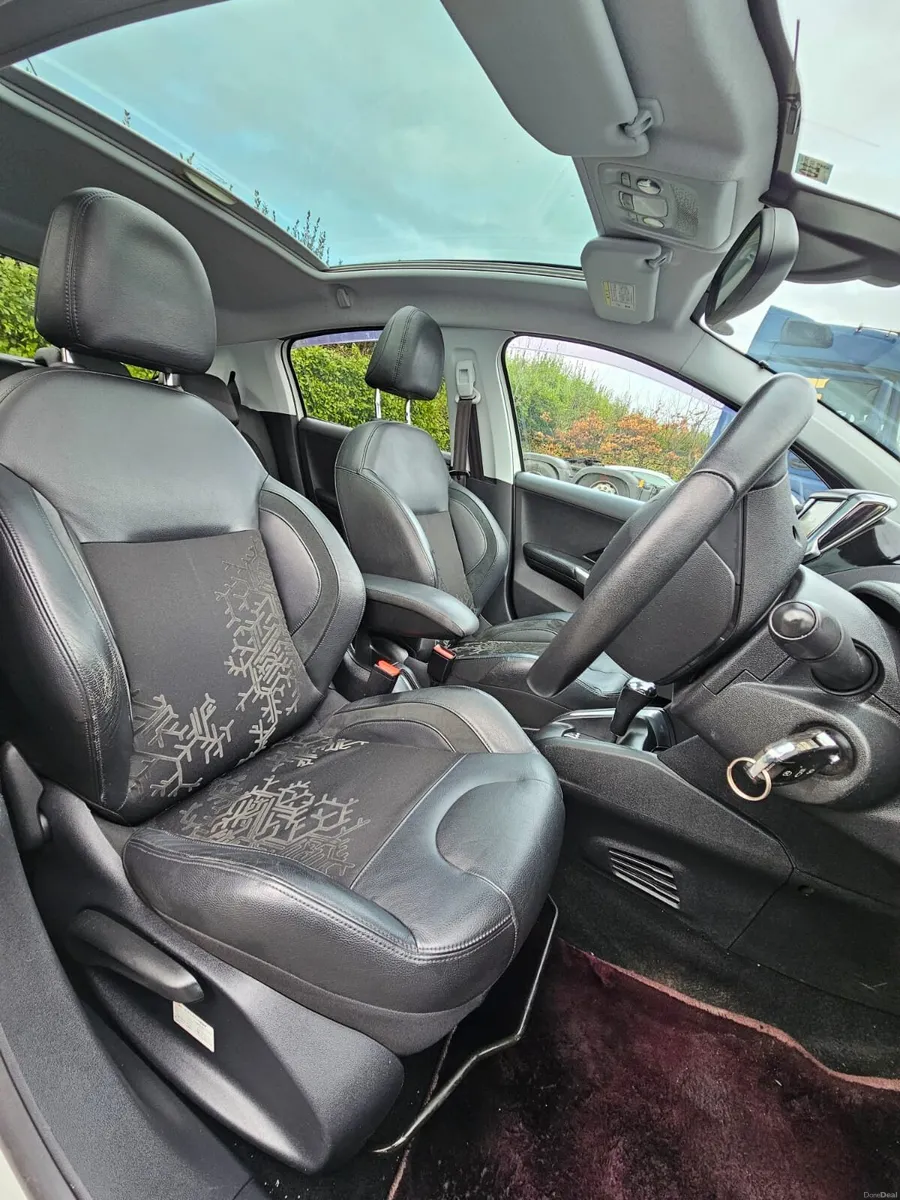Peugeot 208 Automatic 
76.106 Km
✔️Parking sensors - Image 2