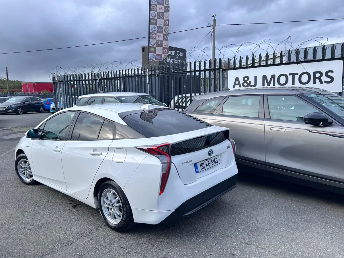 18 Toyota Prius 1.8 Hybrid - Image 3