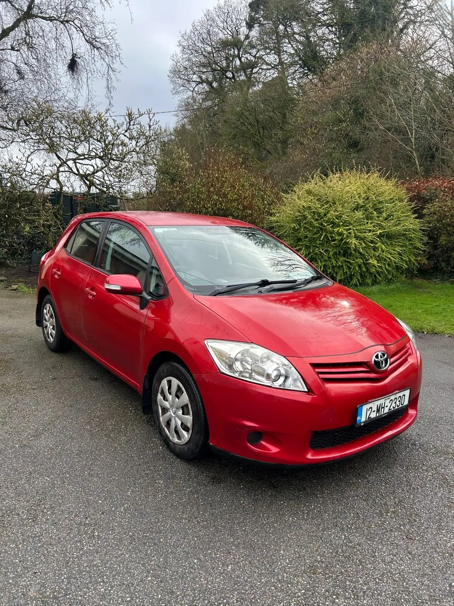 Toyota Auris 2012 - Image 2