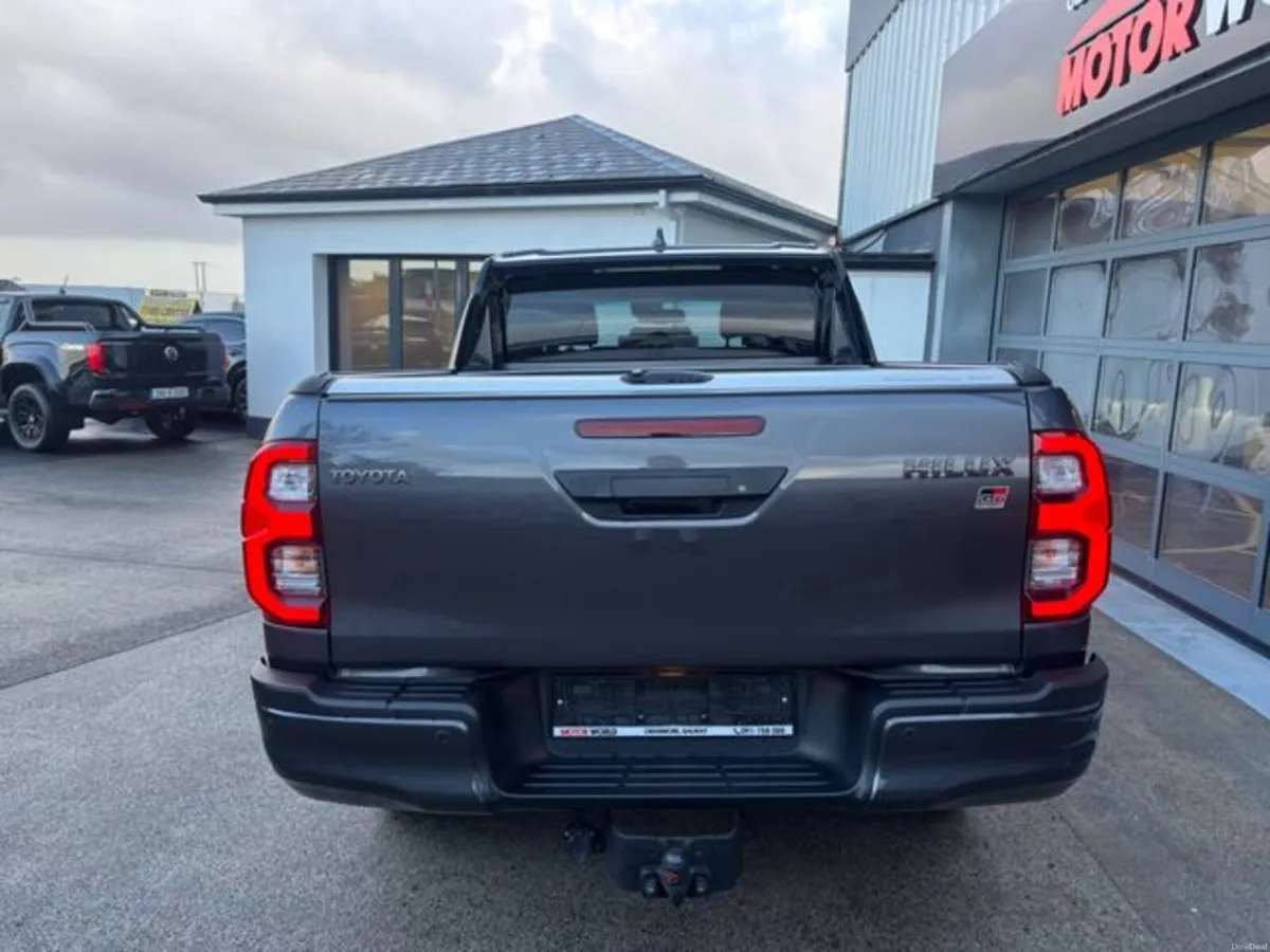 Toyota Hilux GR SPORT 4WD D-4D DCB - Image 3
