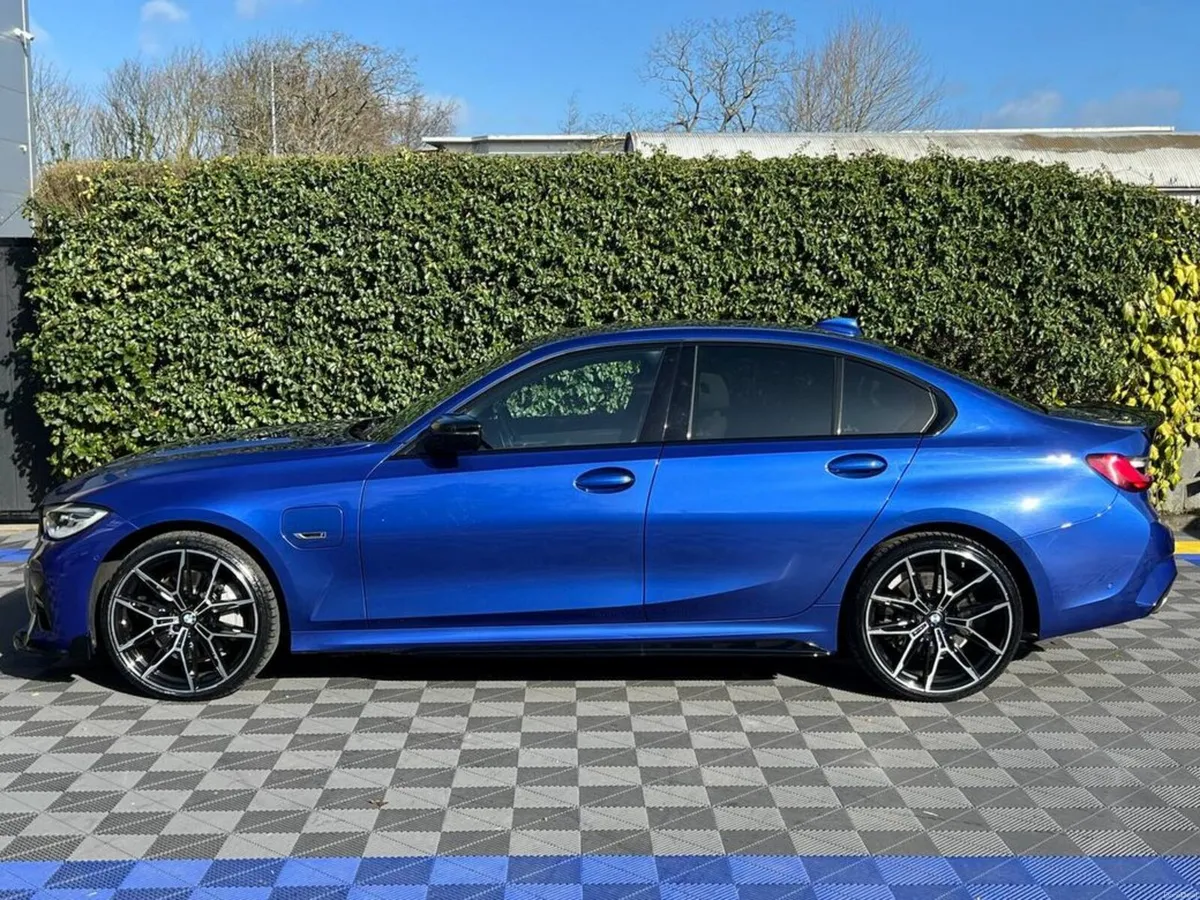 BMW 3-Series 330e M-SPORT COMPETITION 2.0 HYBRID / - Image 3