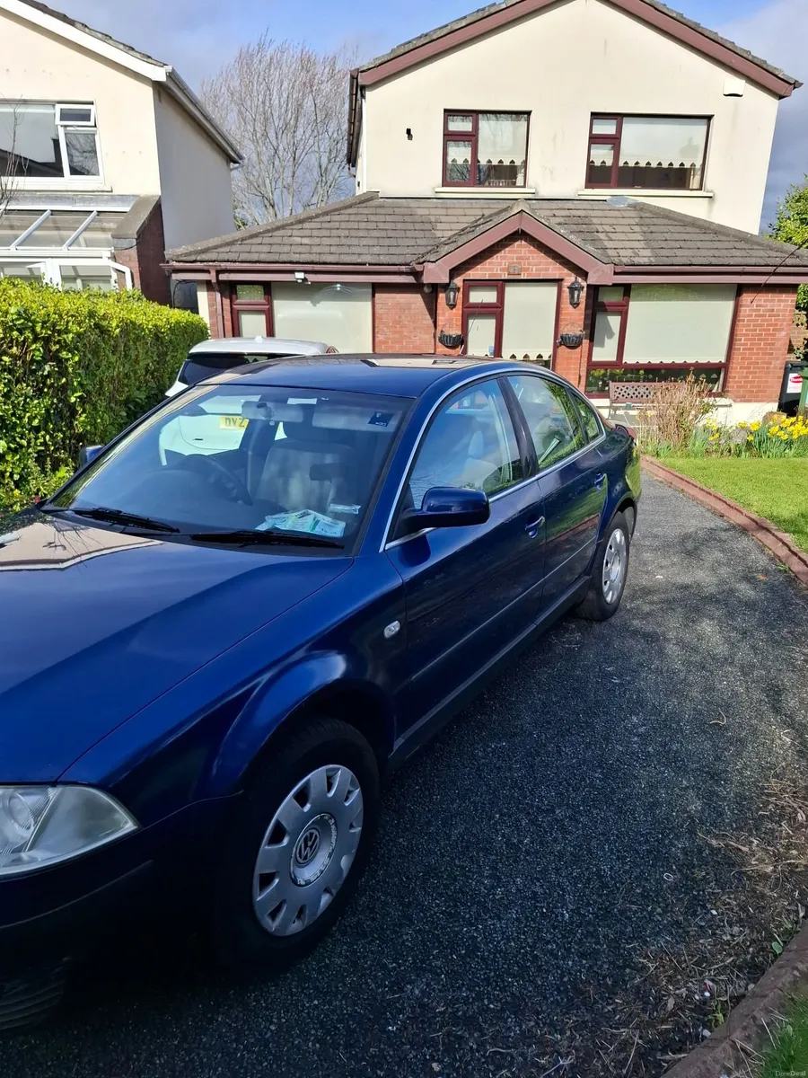 Volkswagen Passat 2001 - Image 2