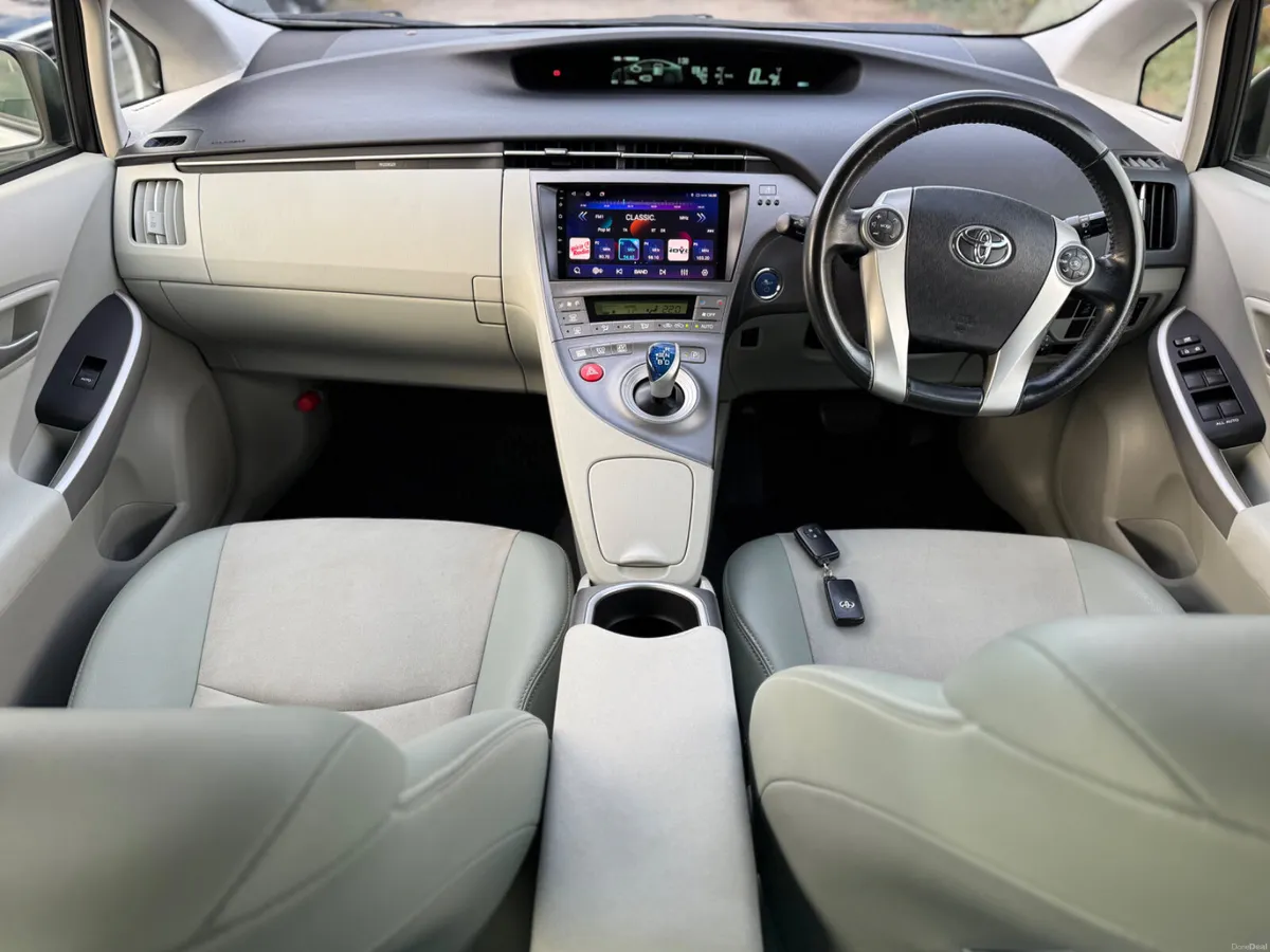 Toyota Prius G-Model!66700km!!! - Image 2
