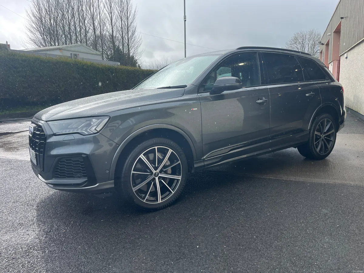 Audi Q7 2021**S-Line Tfsi E** - Image 4