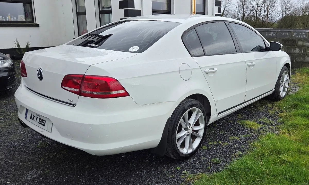 Volkswagen Passat 2011 - Image 2