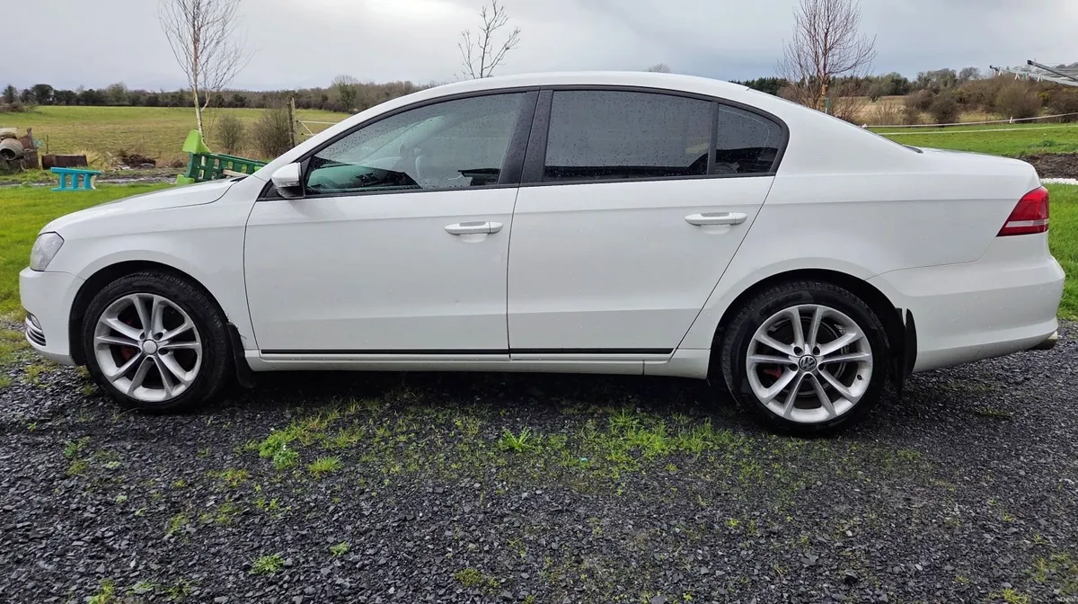Volkswagen Passat 2011 - Image 4