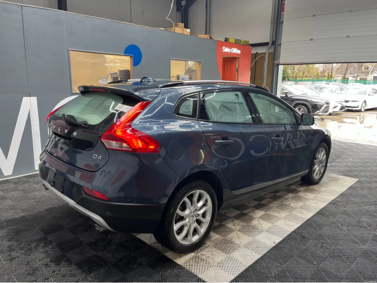 Volvo V40 2016 VOLVO V40 CROSS COUNTRY D4 2.0 AUTO - Image 2