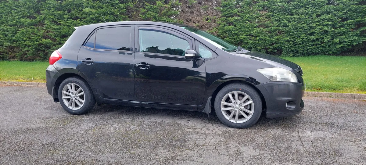 Toyota Auris 2012 - Image 2