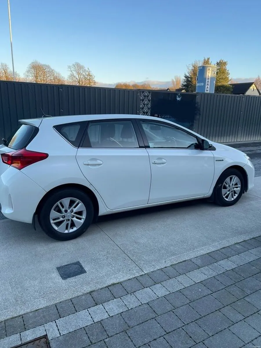 2014 Toyota Auris Petrol Hybrid - Image 4