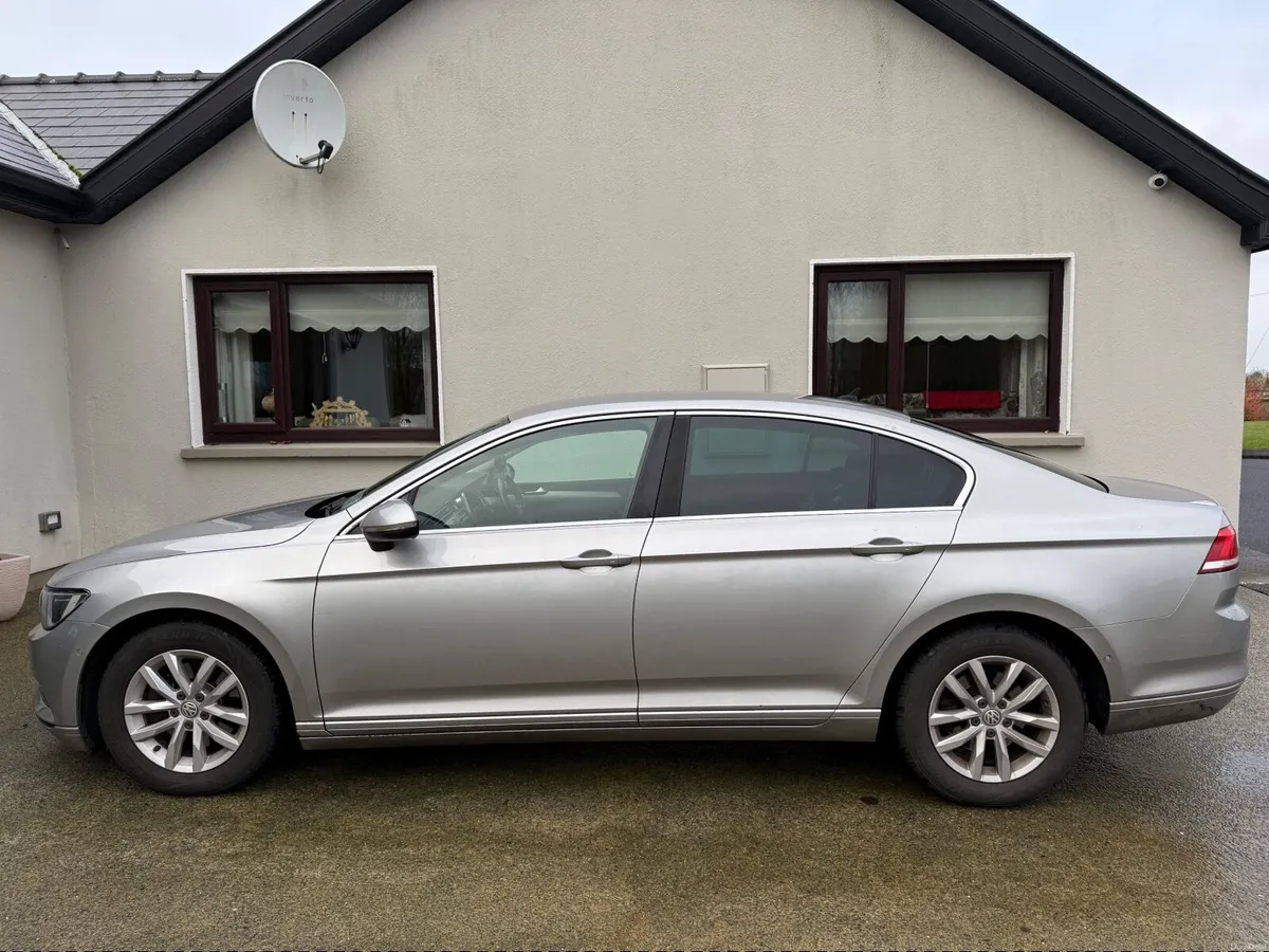 Volkswagen Passat 2016 - Image 2