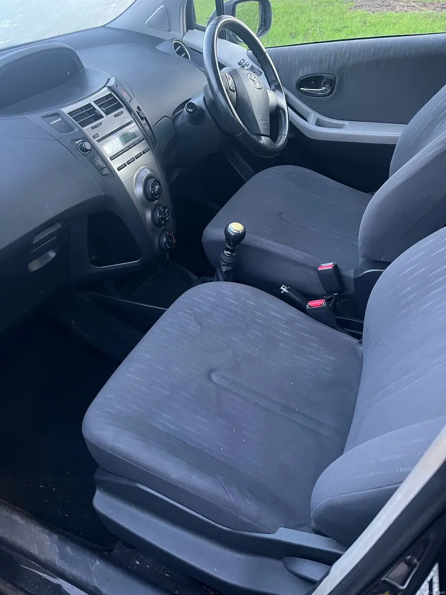 Toyota Yaris 2009 1L - Image 2