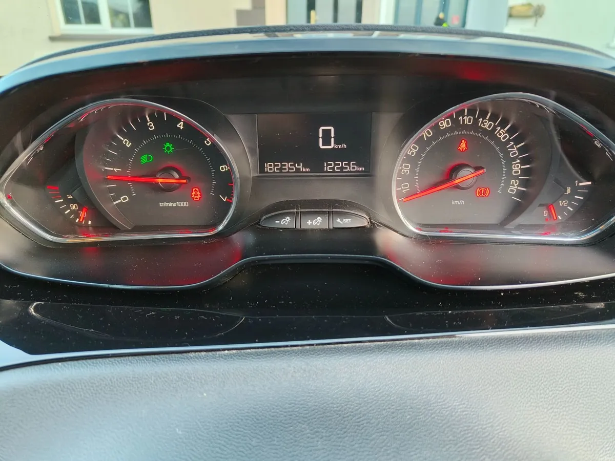 Peugeot 208 2015 - Image 4