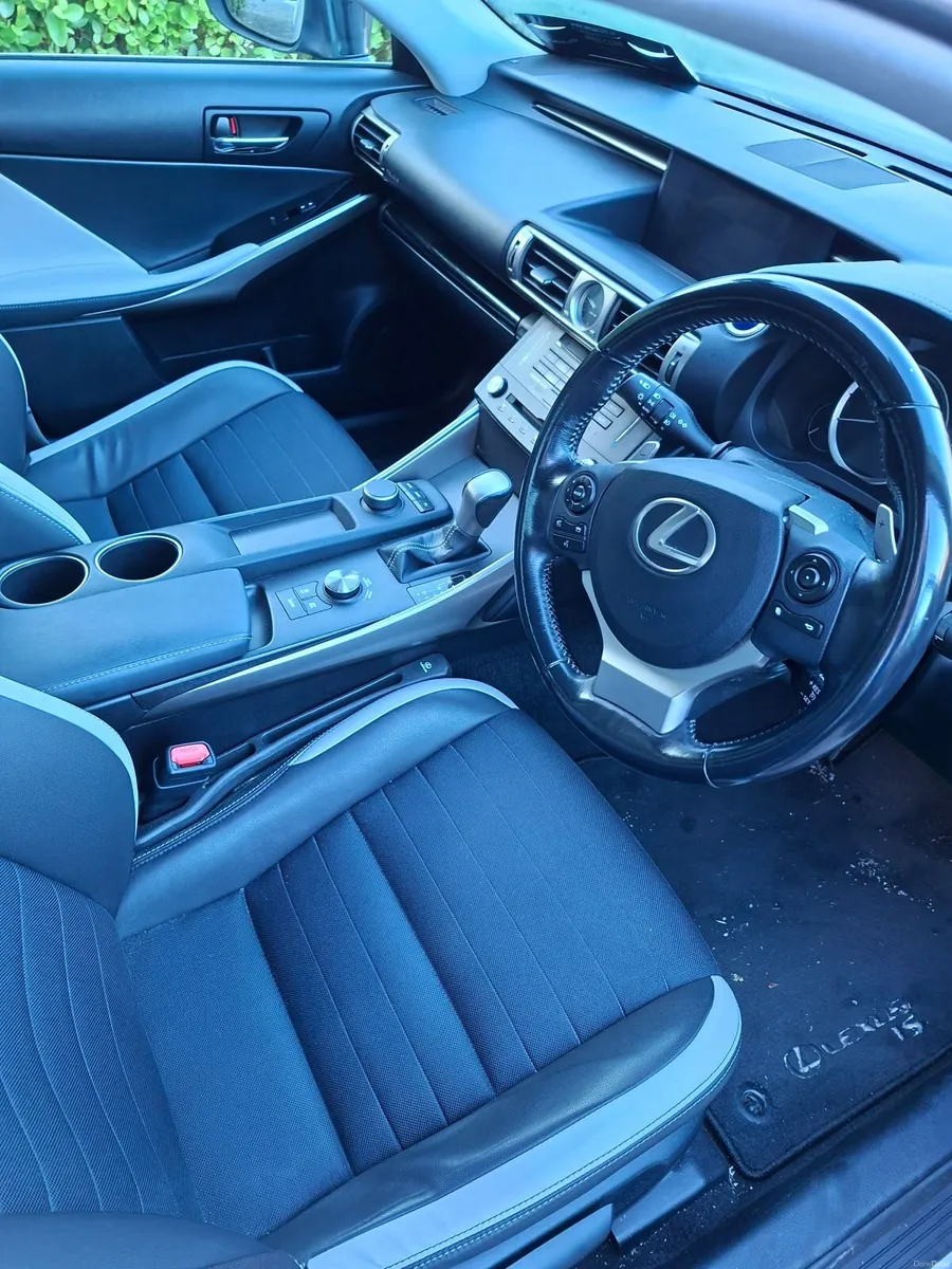 Lexus IS 2017 - Image 3