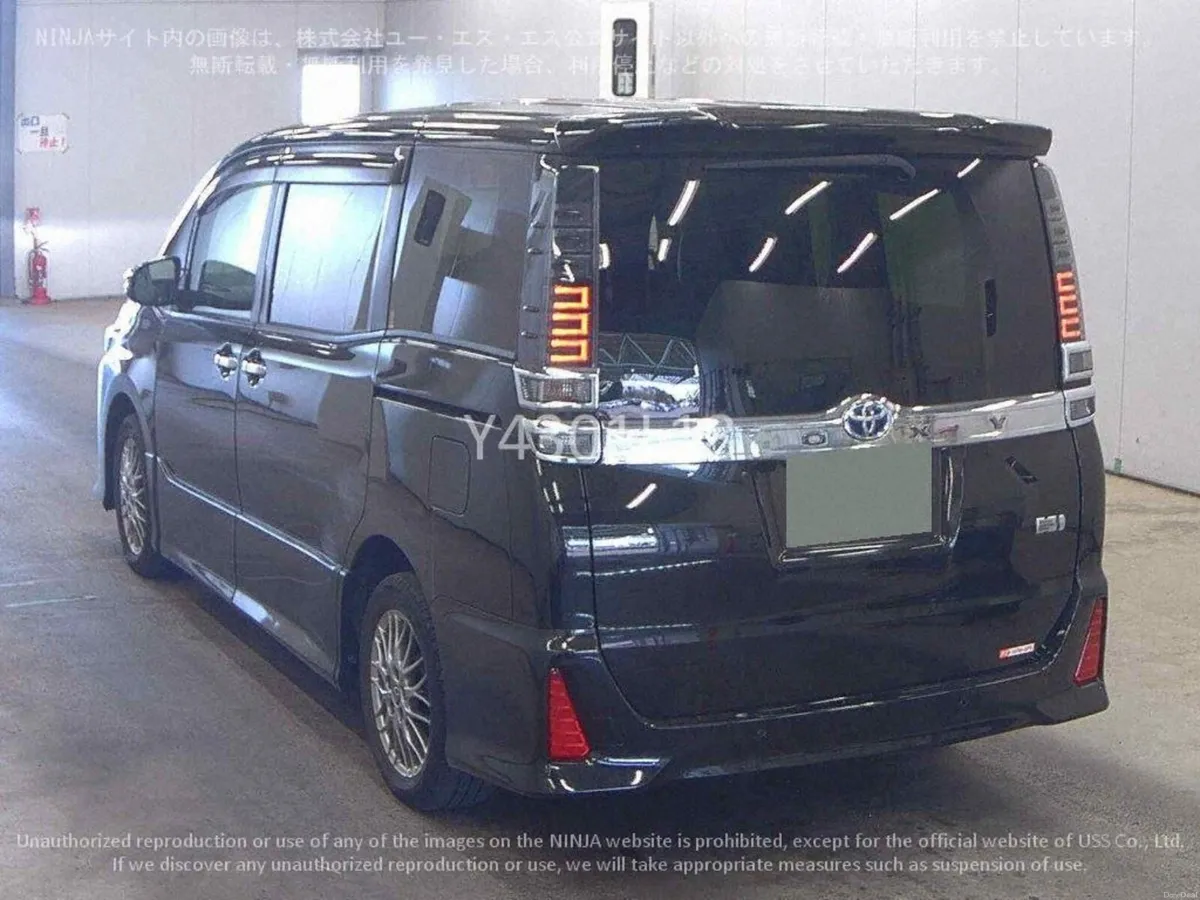 2021 212 Toyota Voxy 1.8 hybrid Automatic 7 Seater - Image 4