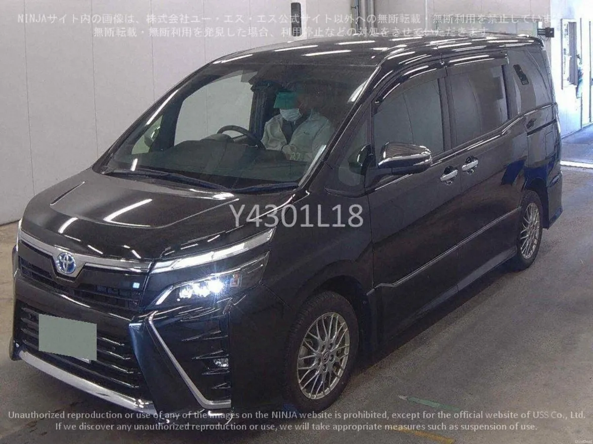 2021 212 Toyota Voxy 1.8 hybrid Automatic 7 Seater - Image 2