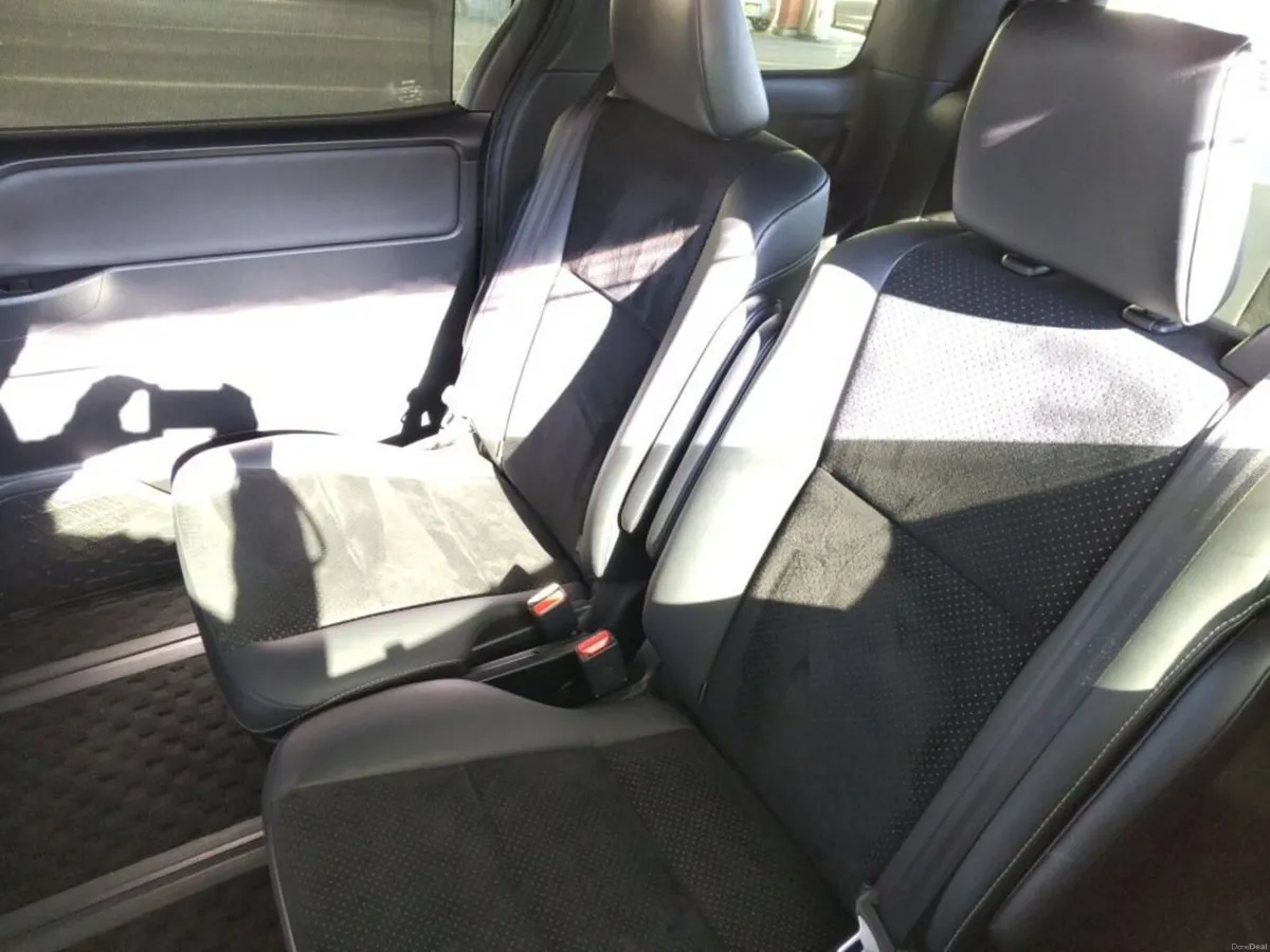 2021 212 Toyota Voxy 1.8 hybrid Automatic 7 Seater - Image 6