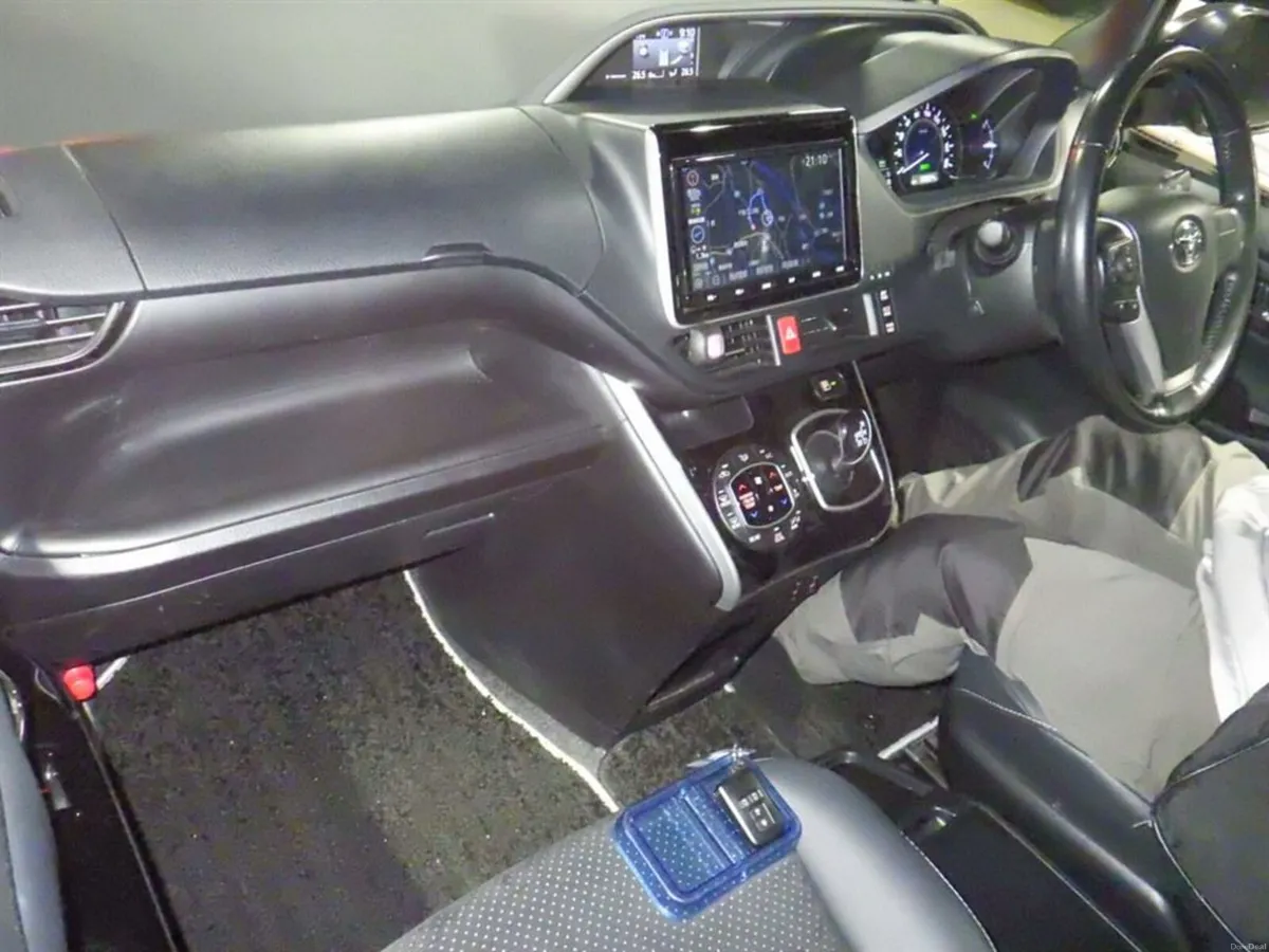 2021 212 Toyota Voxy 1.8 hybrid Automatic 7 Seater - Image 5