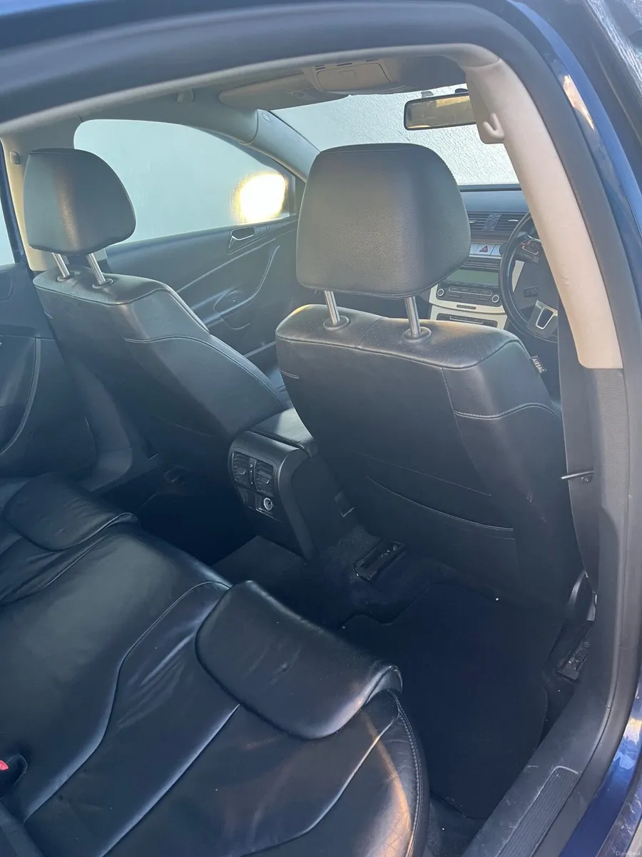 Volkswagen Passat 2010 - Image 2