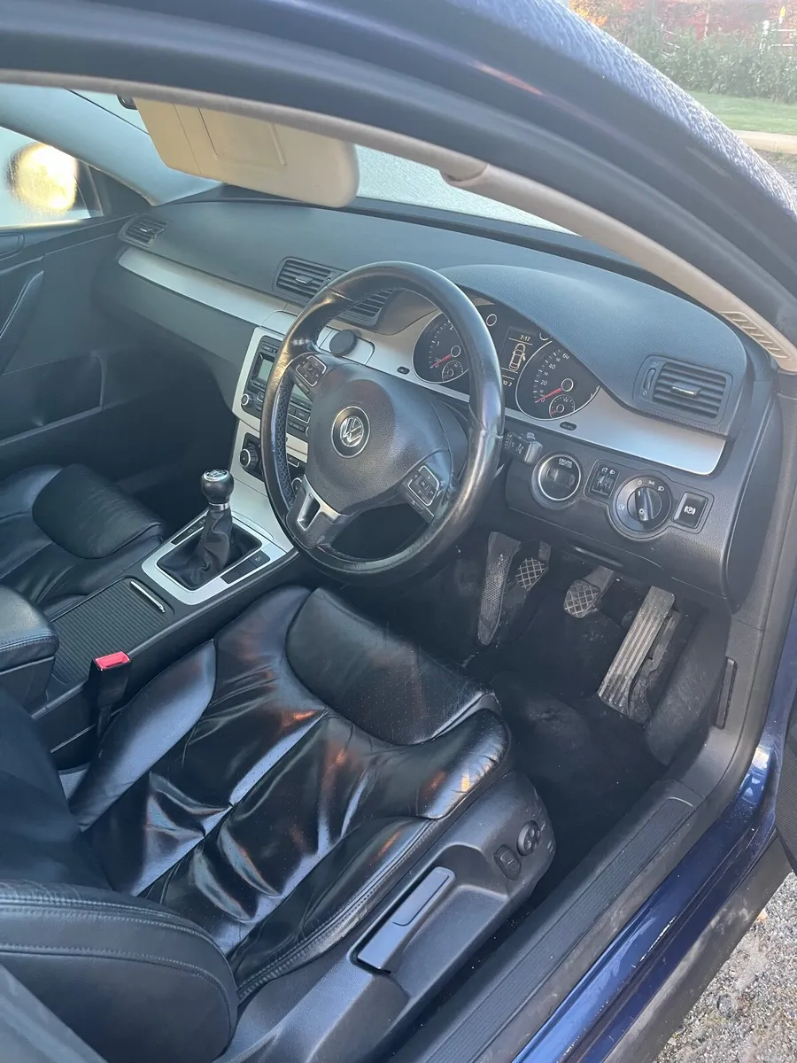 Volkswagen Passat 2010 - Image 4