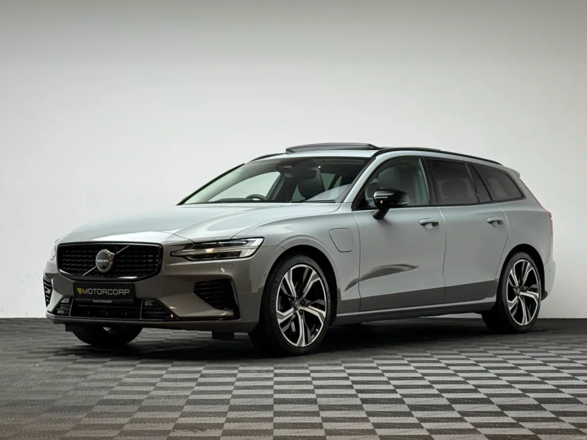 Volvo V60 T8 ULTRA AWD *PAN ROOF* - Image 3