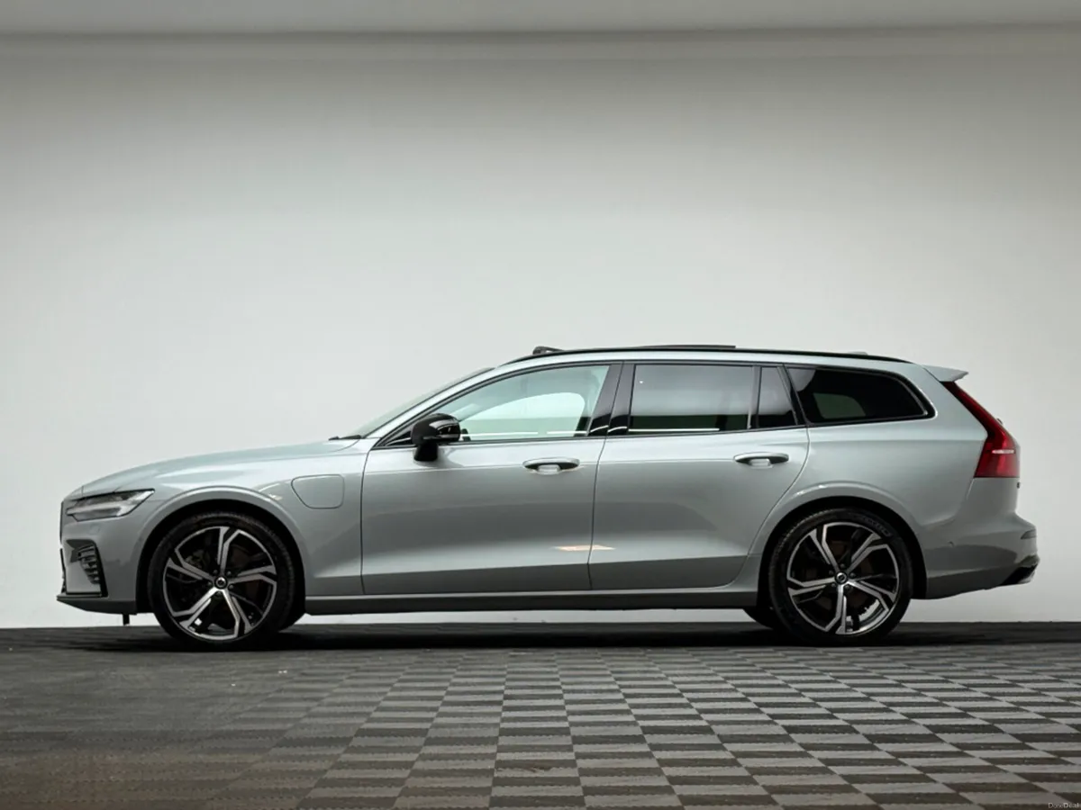 Volvo V60 T8 ULTRA AWD *PAN ROOF* - Image 4