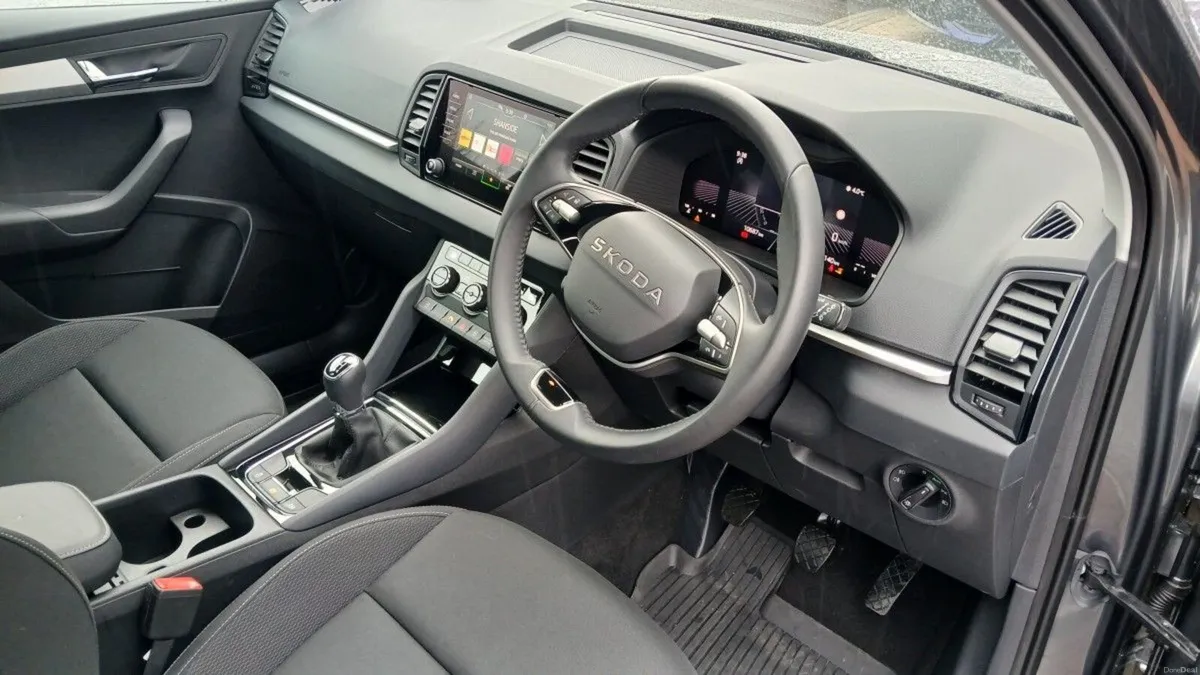 Skoda Karoq SELECTION 2.0TDI 115HP **HEATED FRONT - Image 3