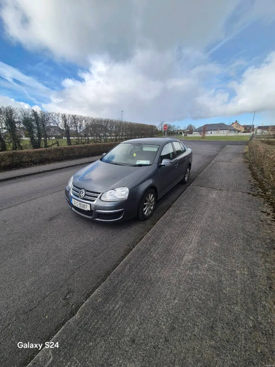 Volkswagen  Jetta  2010 - Image 2