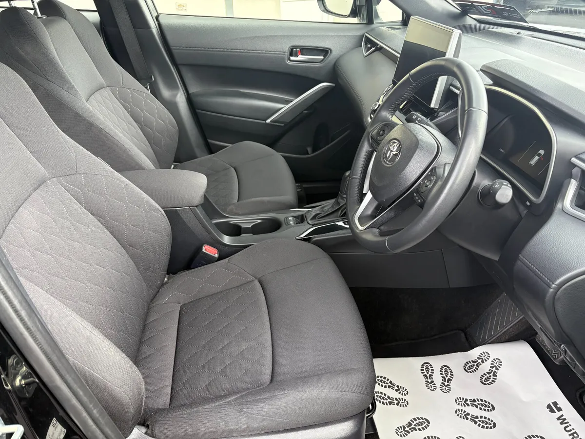 232 Toyota Corolla Cross 1.8 Hybrid Luna Auto - Image 5