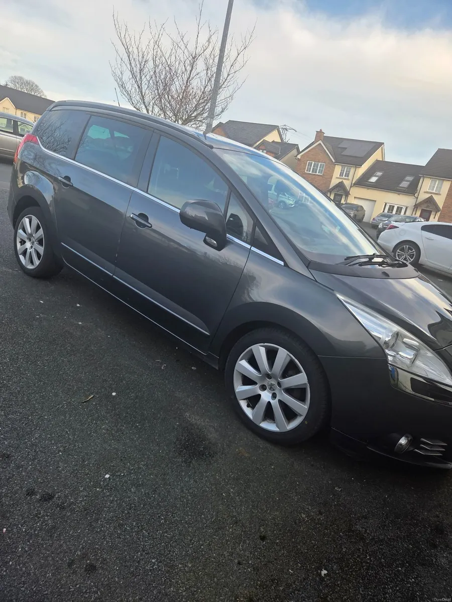 Peugeot 5008 2013 - Image 1