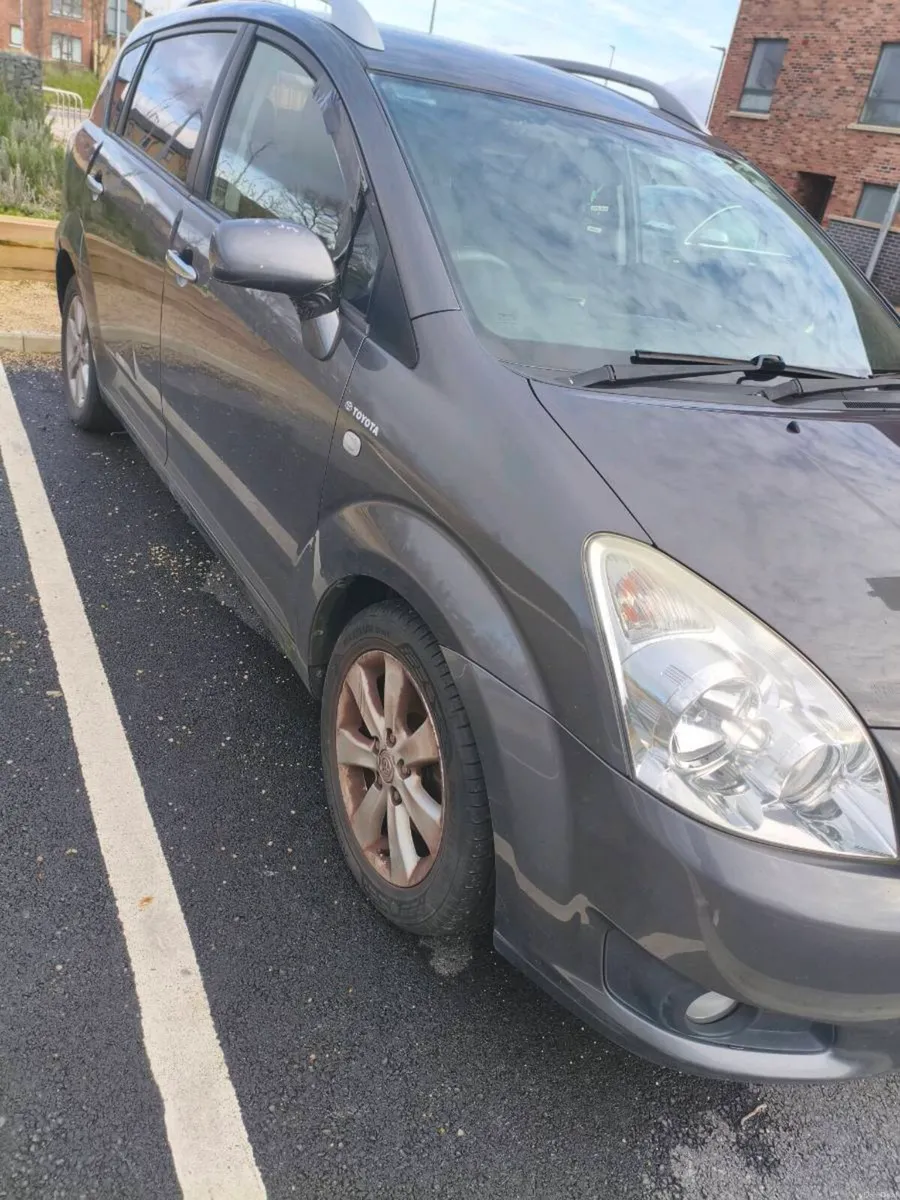 Toyota Corolla verso for scrap - Image 1