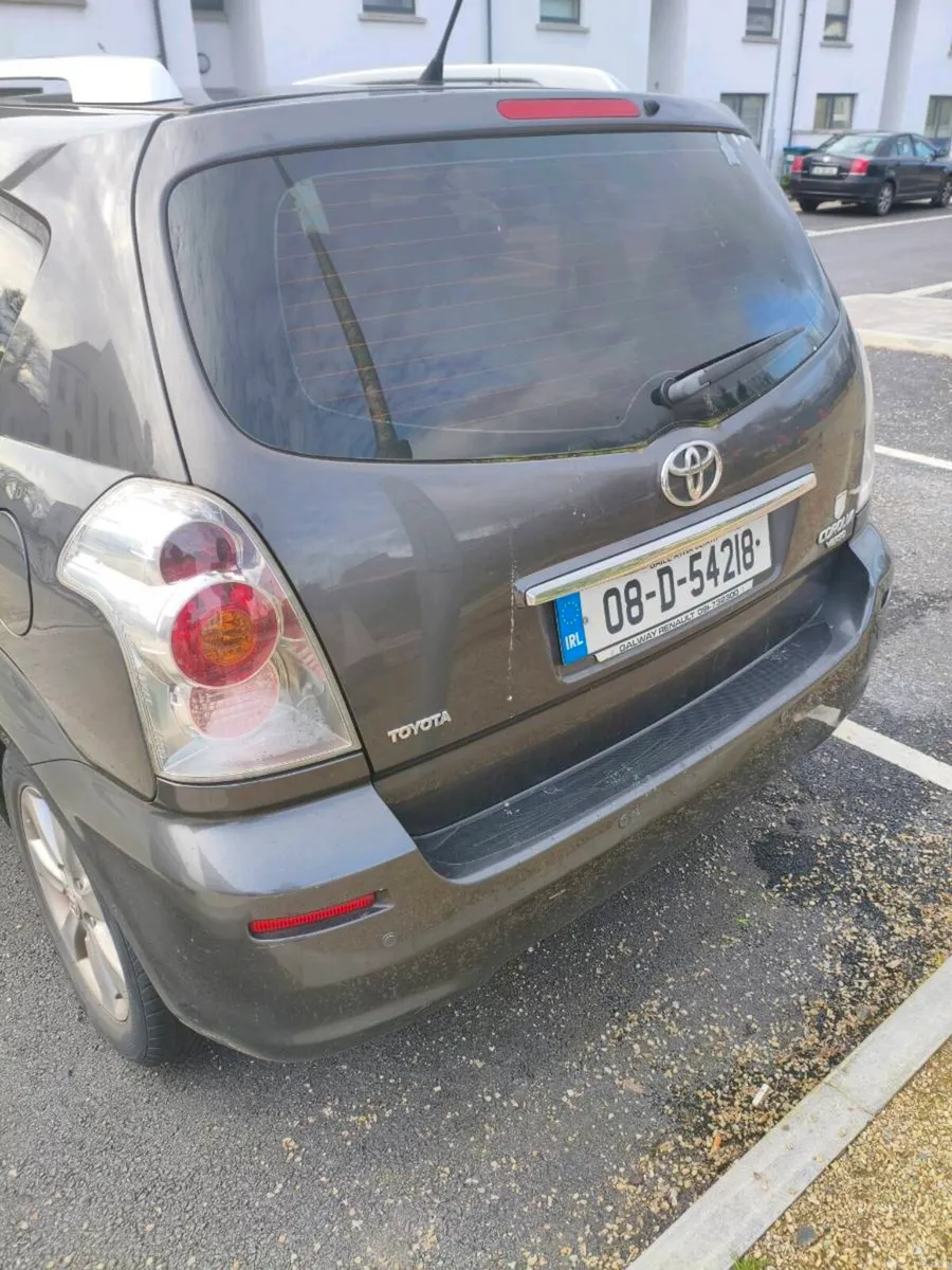 Toyota Corolla verso for scrap - Image 3