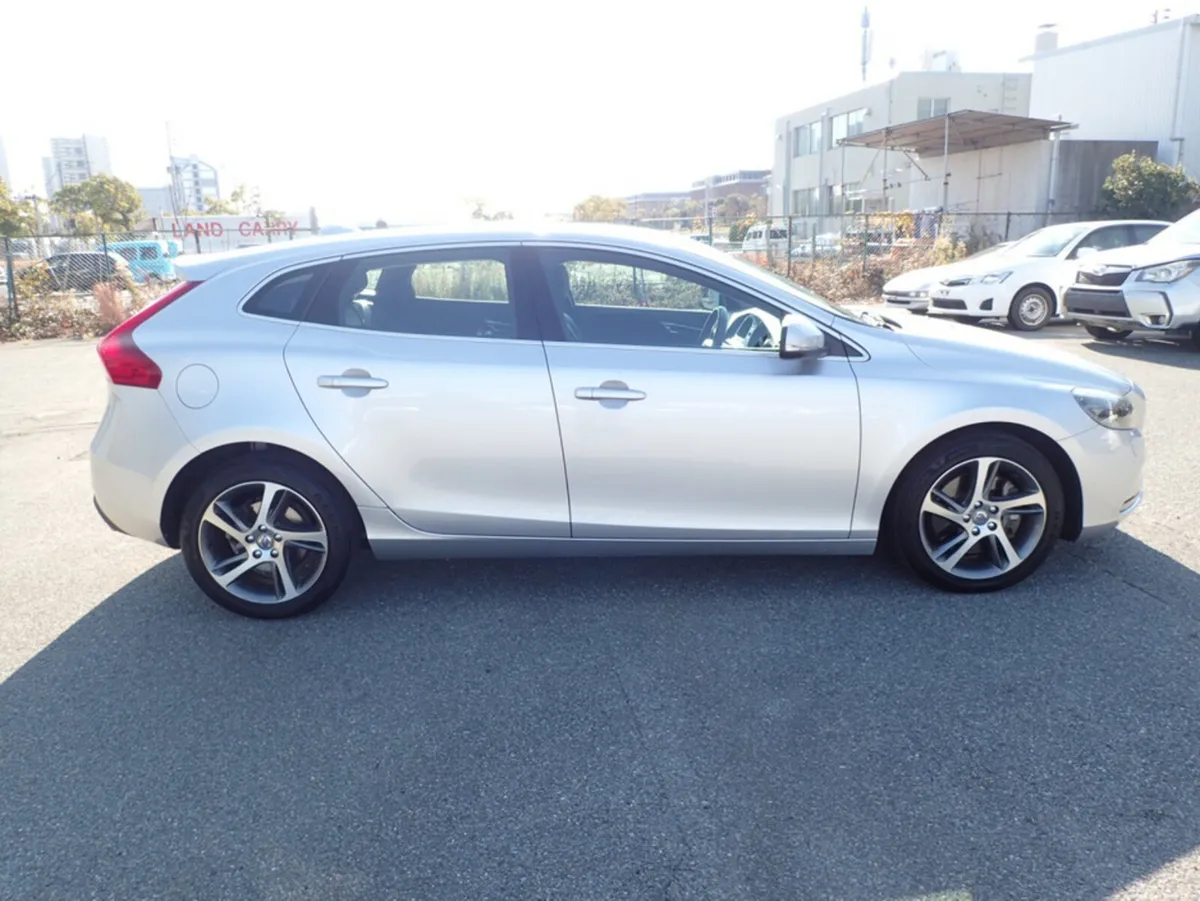 Volvo V40 2.0 D4 SE LUXURY PLUS DIESEL AUTOMATIC / - Image 3