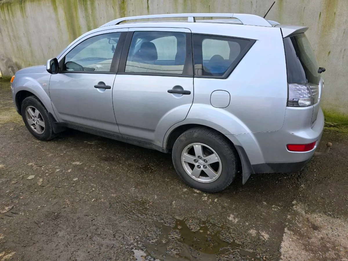 2008 Mitsubishi Outlander - Image 2