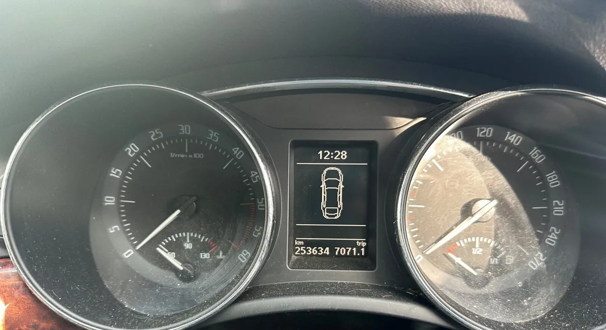 Skoda Superb 2012 - Image 4