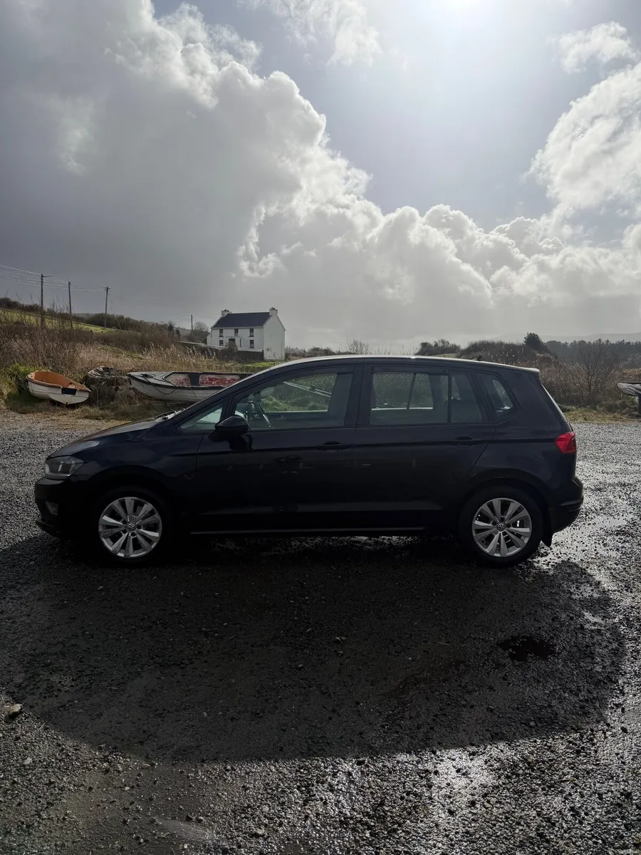 Low mileage golf sportsvan - Image 4