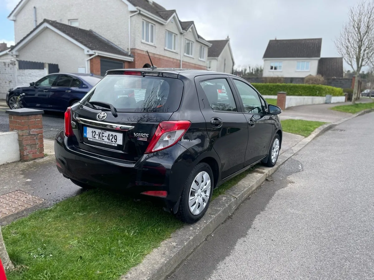 12 Toyota Yaris 4850€ - Image 2