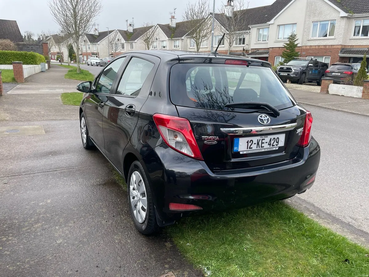 12 Toyota Yaris 4850€ - Image 3