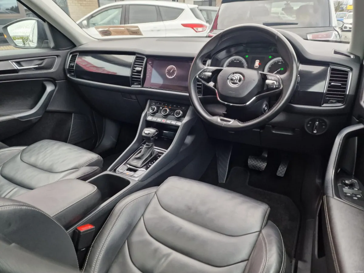 Volkswagen Tiguan Allspace Auto, leather, glass mo - Image 2