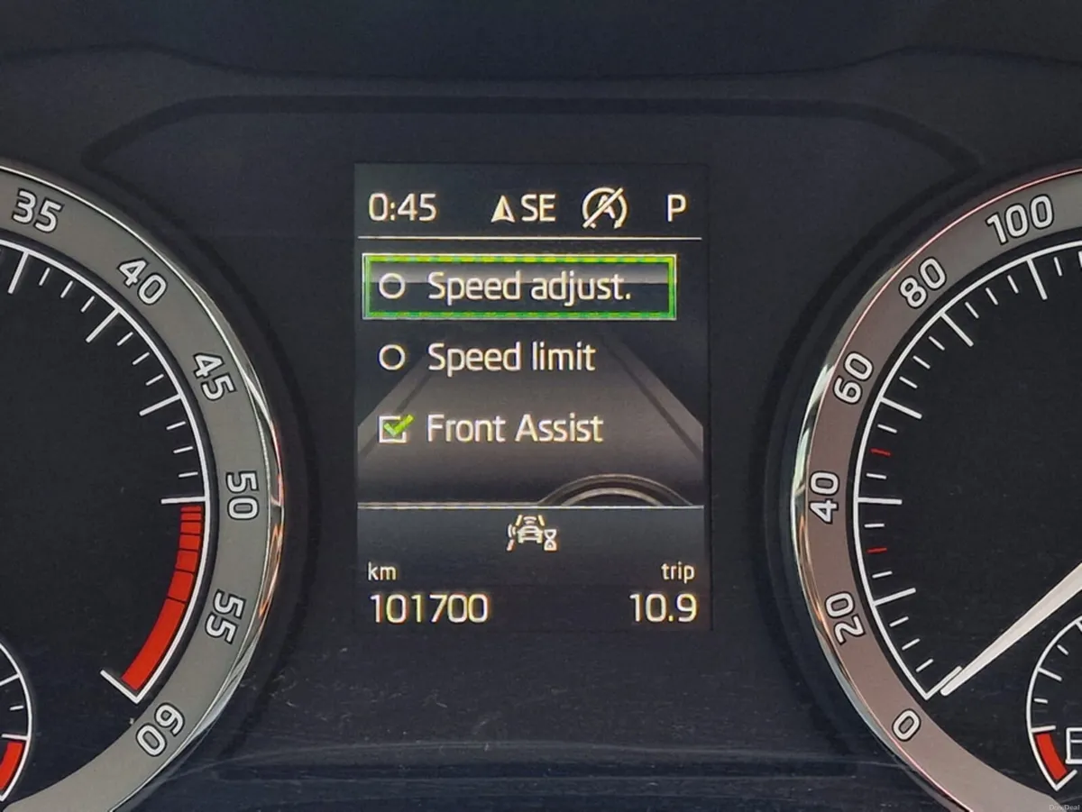 Volkswagen Tiguan Allspace Auto, leather, glass mo - Image 4